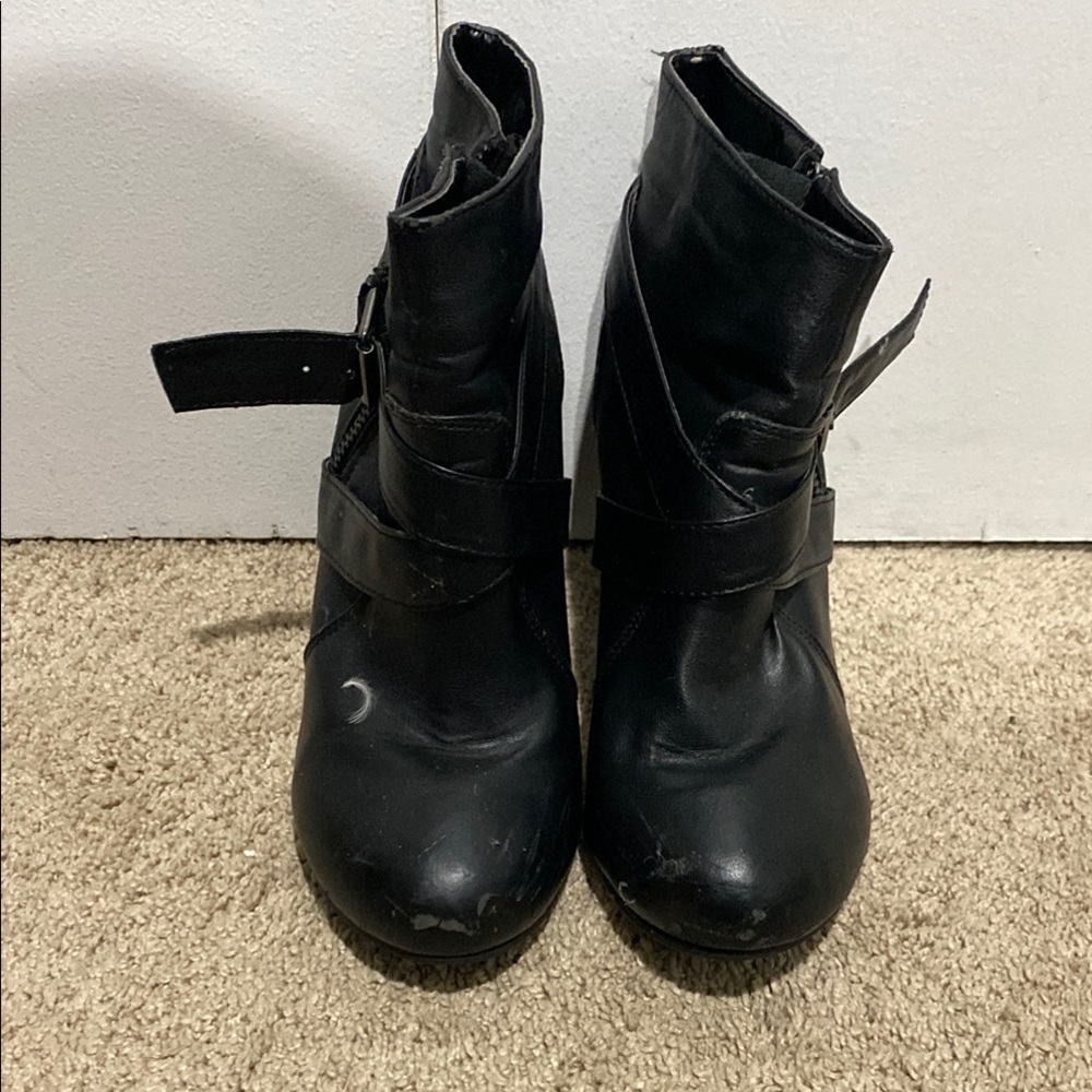 5/20 Black Heel Buckle Ankle Booties